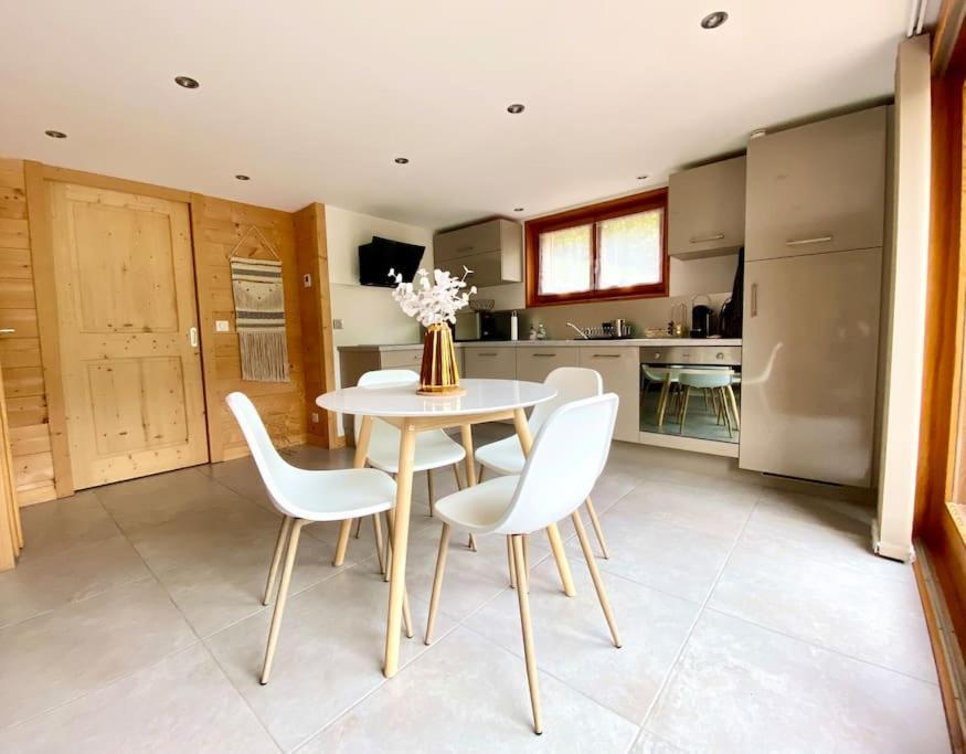 Androsace Appartement Dans Chalet Bois Avec Jacuzzi Privatif Terrasse Et Vue Montagne Les Villards-sur-Thones Bagian luar foto